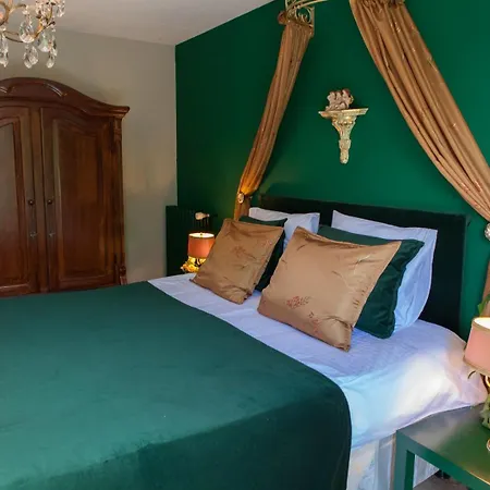 Le Petit Chateau Holiday home *